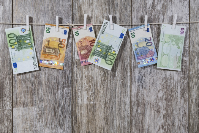 Manipularea bancnotelor euro nu reprezintă un risc major de infecţie cu noul coronavirus