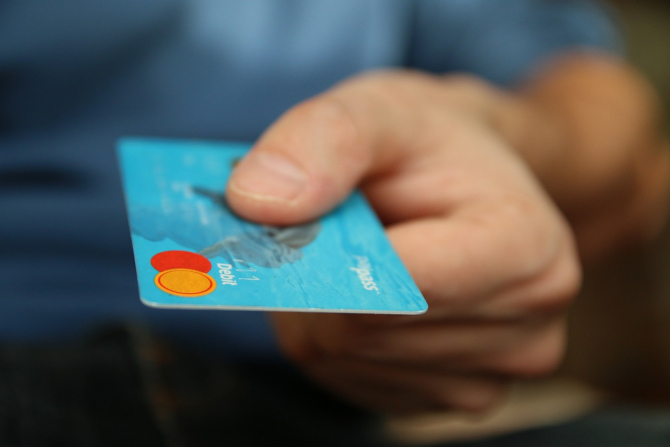 UE cere ca plățile cu cardul să nu mai fie taxate