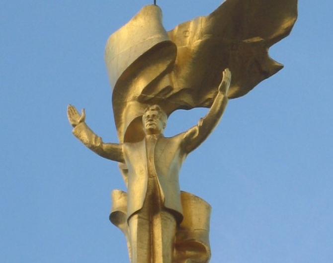 Statuia aurită a fostului președinte din Turkmenistan, Saparmurat Niazov