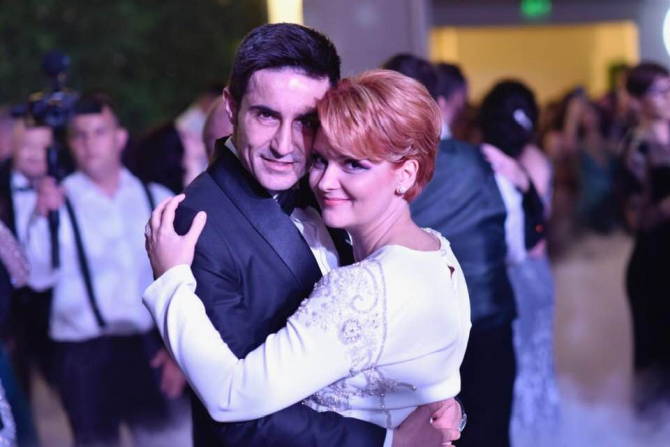 Lia Olguta Vasilescu și Claudiu Manda dansând în timul nunții lor