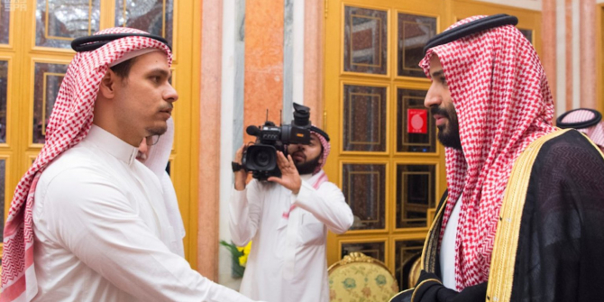 Mohammed bin Salman (D) la o întâlnire cu unul dintre fii lui Jamal Khashoggi