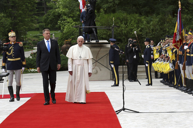 Papa Francisc primit de Klaus Iohannis la Cotroceni / Foto - MTI
