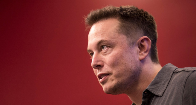 Elon Musk: Aş putea face o alternativă la iPhone şi Android