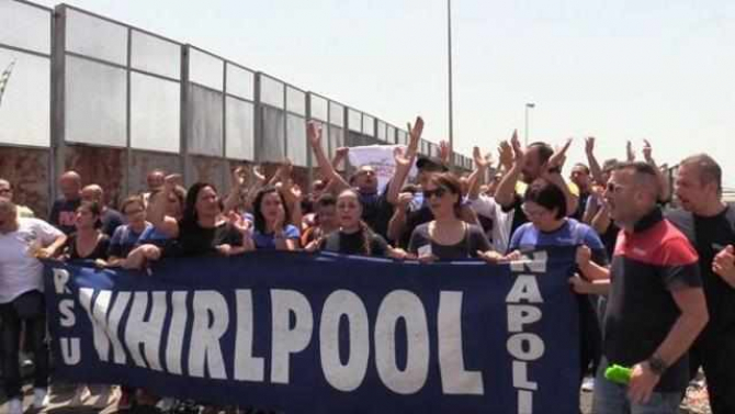 Whirlpool a decis să nu mai închidă fabrica din Napoli