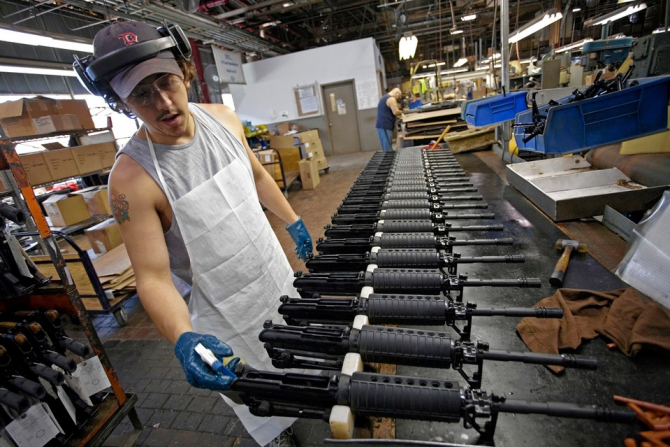 Colt suspendă fabricarea armelor de asalt