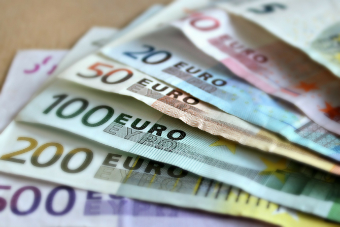 Adoptă moneda euro