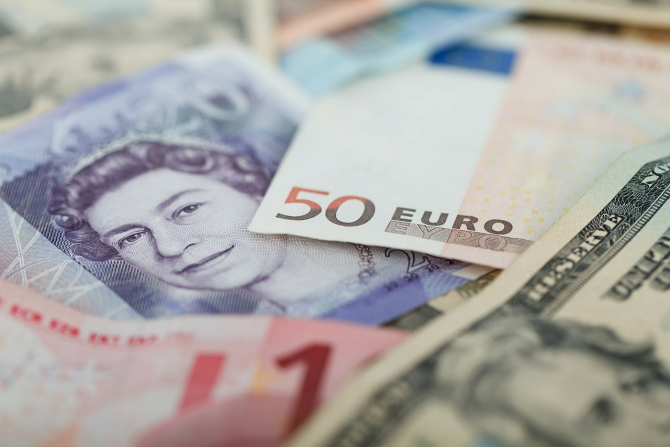 Moneda naţională s-a depreciat vineri în raport cu euro