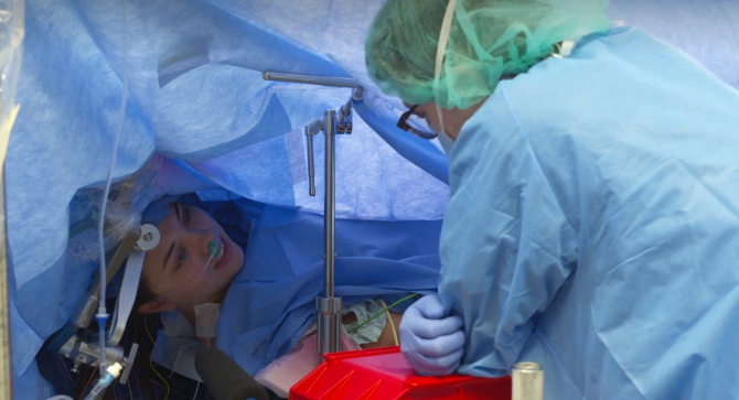O intervenţie chirurgicală pe creier, realizată de o echipă de neurochirugi la un spital din statul american Texas