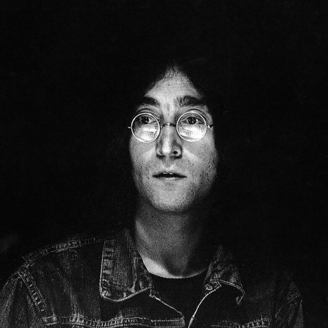 O pereche de ochelari de soare cu lentile rotunde care au aparţinut cântăreţului John Lennon