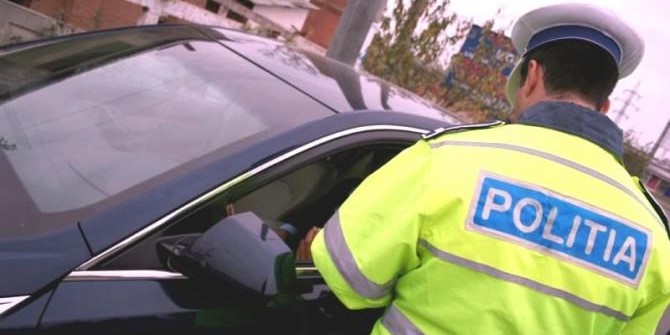 Polițist verifică documentele unui șofer