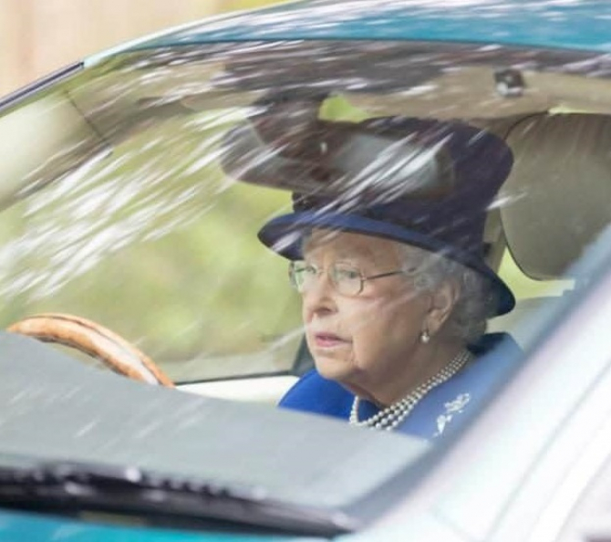 Regina Elisabeta a II-a a Marii Britanii, în vârstă de 94 de ani, a ieşit în acest weekend, pentru prima oară de la impunerea restricţiilor de izolare