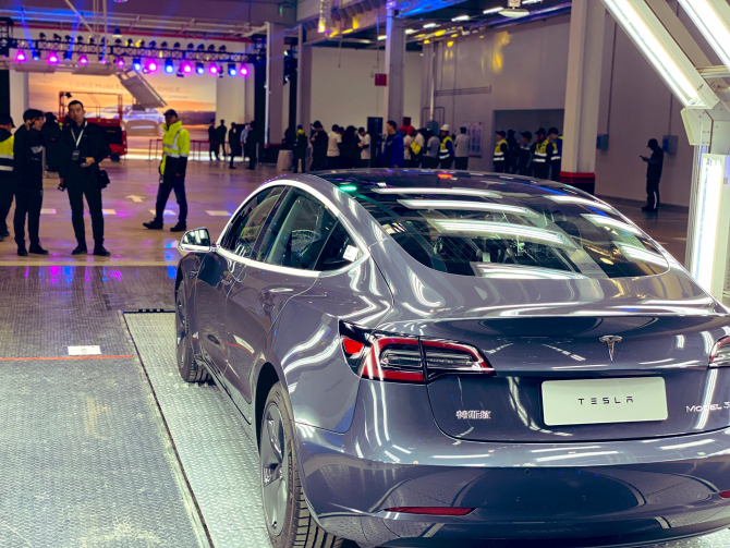 Fabrica Tesla din China începe să livreze primele mașini