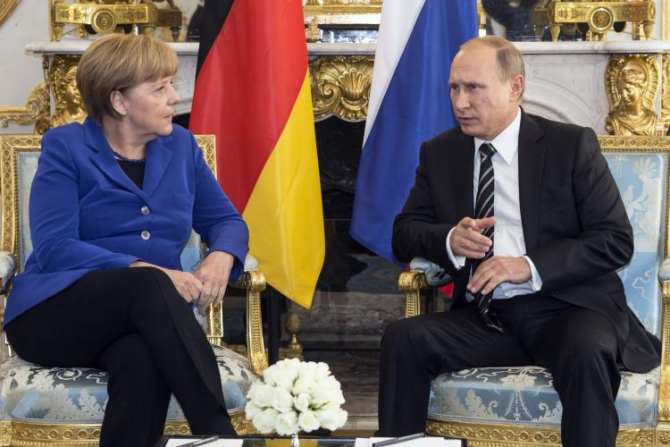 Cancelarul german Angela Merkel şi preşedintele rus Vladimir Putin