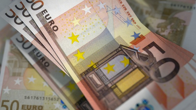  Euro creşte şi atinge un nou record istoric în faţa monedei naţionale
