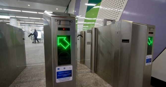 Călătorii cu metroul pot plăti cu cardul bancar contactless direct la porţile de acces