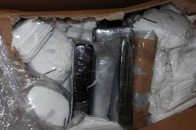 Cocaină ascunsă printre măști de protecție, depistată de autoritățile franceze