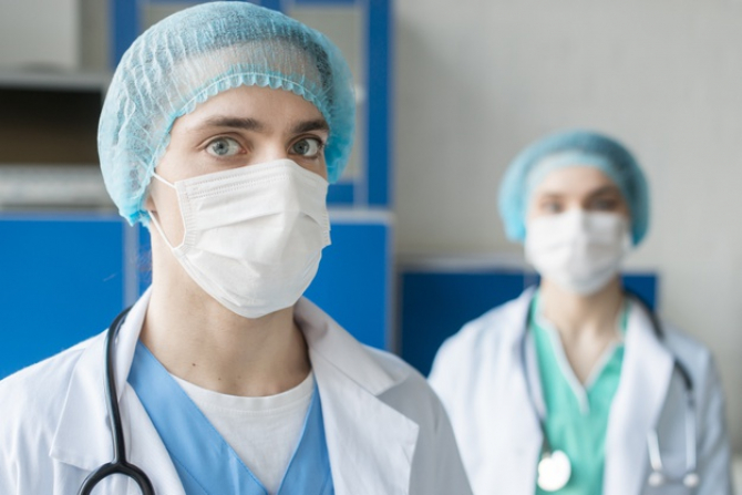 În plină criză a pandemiei în SUA cadrele medicale sunt concediate