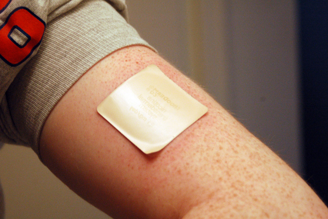 Vaccinul care este administrat printr-un plasture, o inovație testată de elvețieni