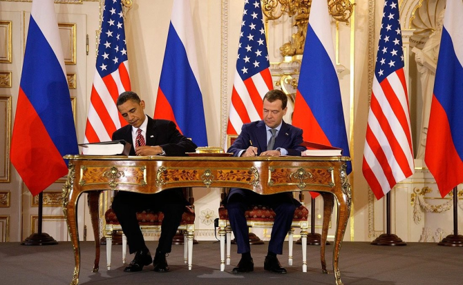 Barack Obama și Dmitri Medvedev au semnat acordul în aprilie 2010