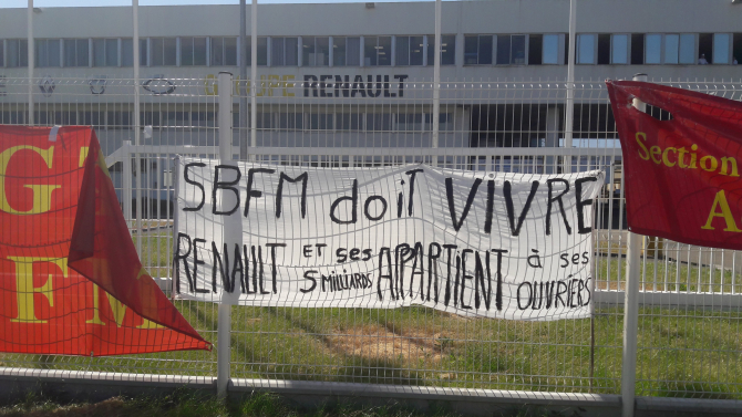 Afișe puse pe gardul uzinei din Maubeuge, Franța, în timpul protestului față de concedierile anunțate