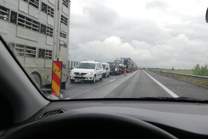 Centrul INFOTRAFIC din IGPR informează că luni, în intervalul orar 9,00 - 16,00, au loc lucrări de reparaţii pe autostrada soarelui,  A2 Bucureşti - Constanţa, astfel:
