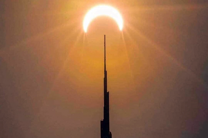 Burja Khalifa în timpul eclipsei de soare