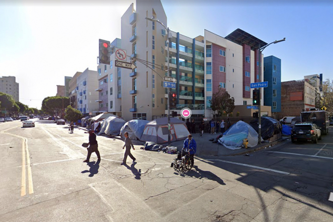 Oameni care locuiesc în corturile instalate pe străzile din cartierul Skid Row, Los Angeles
