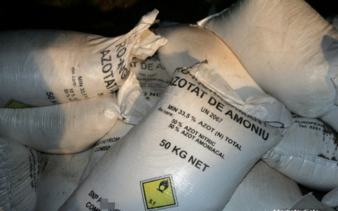 Polițiștii au depistat 35.000 kg de azotat de amoniu care era depozitat în condiții improprii