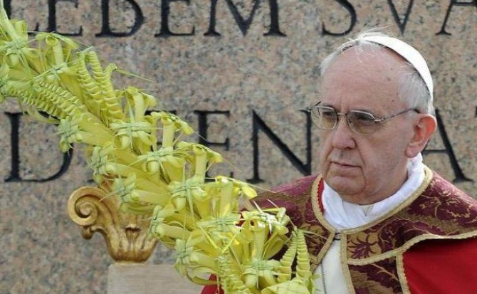Vaticanul a anunţat miercuri că Papa Francisc a emis un decret care dispune reduceri de salarii pentru cardinali şi clerici începând cu data de 1 aprilie.