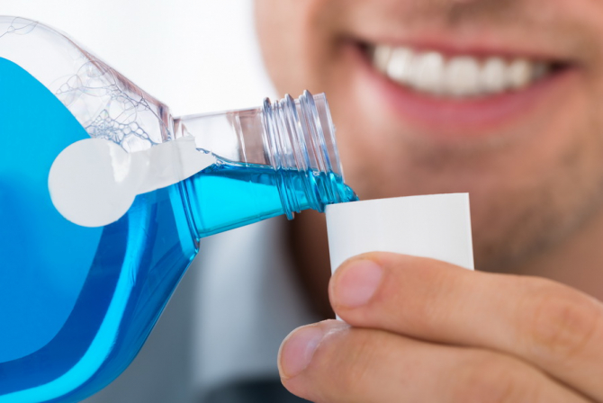 Apa de gură reduce substanțial coronavirușii