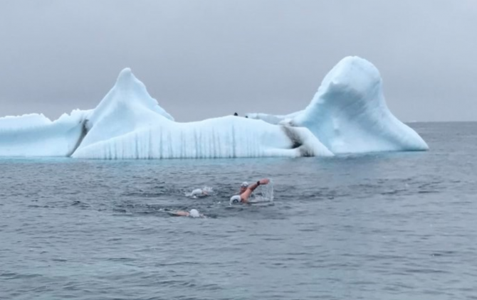 Campion mondial la inot în ape înghețate