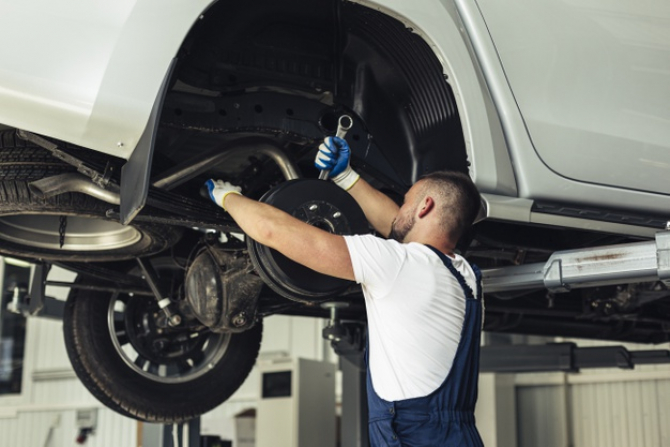 Consiliul Concurenţei propune stabilirea unui tarif de referinţă la ora de manoperă pentru reparaţiile auto.