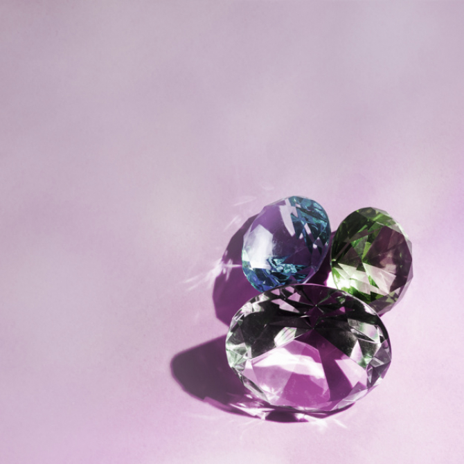 Diamant violet-roz extrem de rar din clasa "vivid", estimat la 38 de milioane de dolari