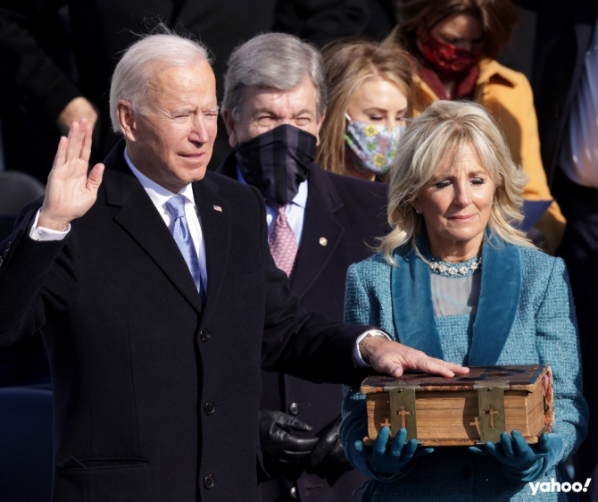 Joe Biden depune jurământul 
