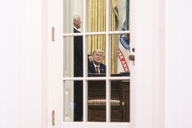 Mike Pence și Donald Trump în Biroul Oval