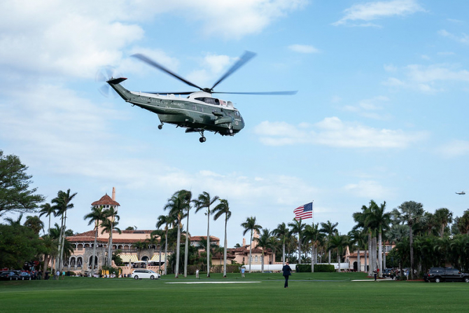 Donald Trump sosind la Mar-A-Lago