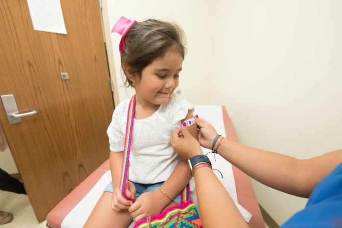 Experții sunt de părere că cei mici trebuie vaccinați dar în anumite condiții