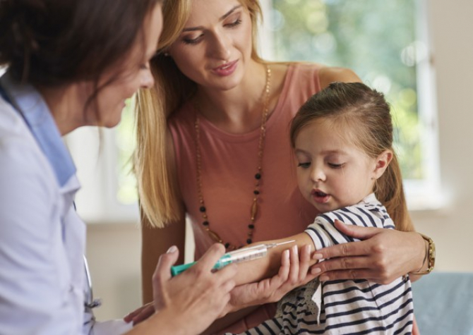Pediatrii cer ca acești copii șui adolescenți să fie de urgență vaccinați