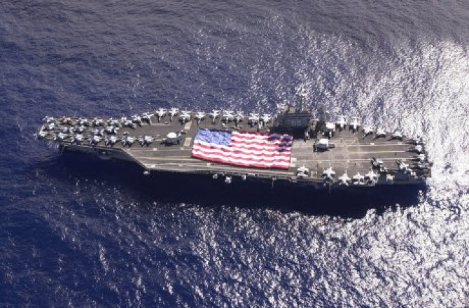 Două nave ale Marinei americane desfășurate în Orientul Mijlociu se confruntă cu focare de coronavirus și au ajuns în Bahrain pentru a izola membrii echipajului infectați, a declarat Marina într-un comunicat vineri dimineață. Foto: USS Nimitz