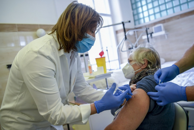 Toți cetățenii peste 60 de ani vor fi imunizați până în luna mai, a declarat marți ministrul grec al Sănătății, Vassilis Kikilias.