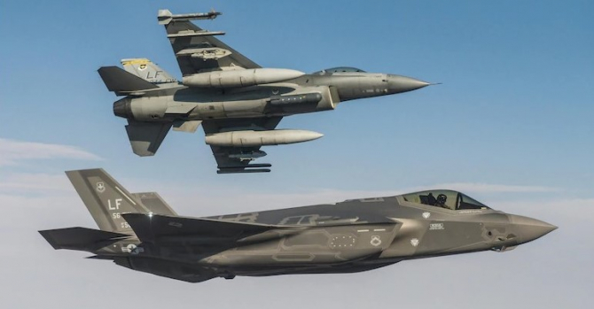 F-35 și F-16. Următorul avion de luptă ar putea fi o combinație între caracteristicile celor două aeronave.