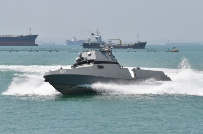 Singapore testează nave de suprafață fără echipaj, care vor patrula non-stop. Acestea dispun de un algoritm de navigație dezvoltat pe plan local, bazat pe inteligenta artificială.