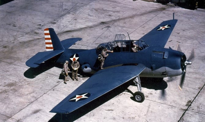 Un avion vechi, de pe vremea celui de-al Doilea Război Mondial
