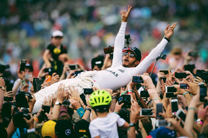 La mișcare a aderat inclusiv pilotul Lewis Hamilton, campionul mondial en titre de Formula 1