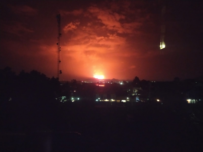 Erupția vulcanului Nyiragongo văzută din oraș