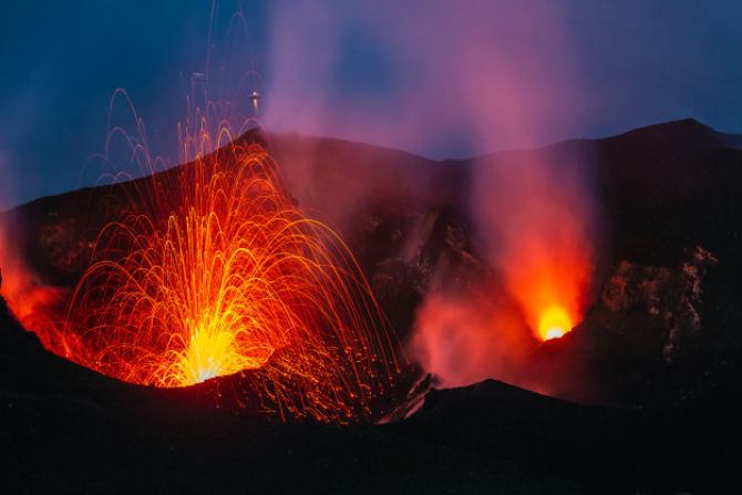 Un vulcan monstru "ERUPE DE 6 ORI PE ORĂ", iar cenușa acoperă orașele