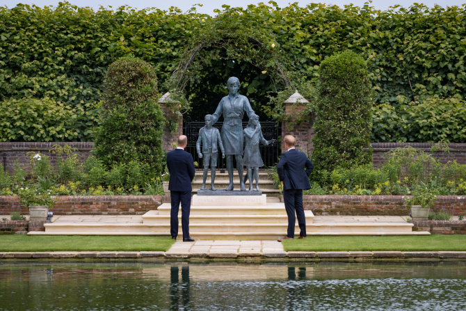 Prinții William și Harry în timpul dezvelirii statuii mamei lor prințesa Diana