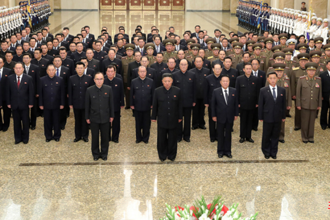 Din imaginile oficiale Kim Jong Un pare să fi pierdut mai mult de 20 de kilograme