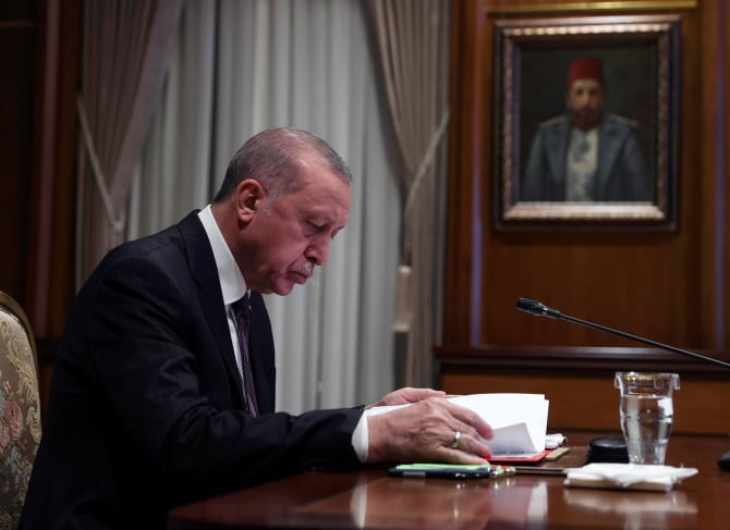 În plină criză provocată de prăbuşirea lirei turceşti, Erdogan majorează cu 50% salariul minim