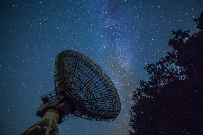 Astronomii sunt bulversați că nu înțeleg care este sursa undelor radio